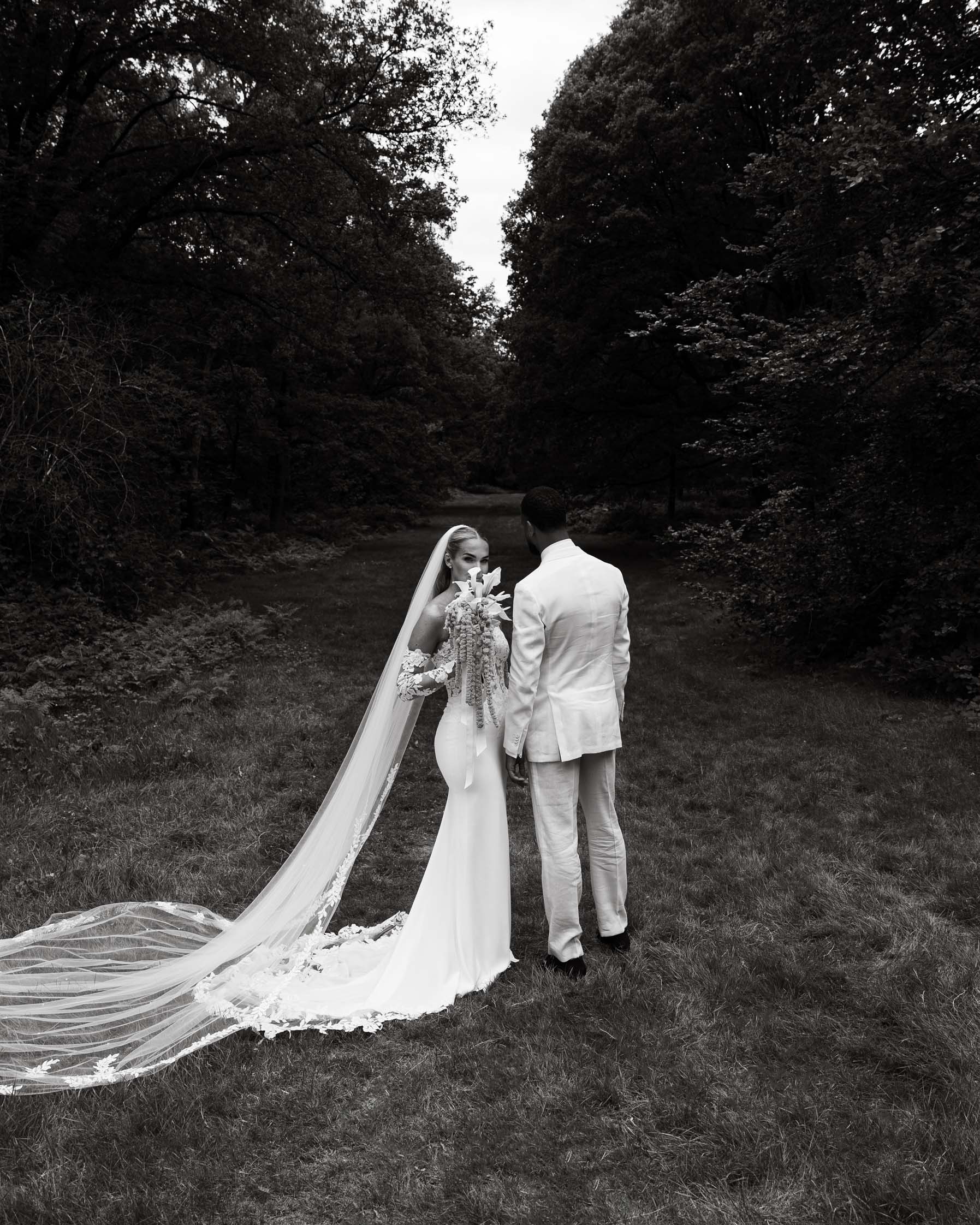 Portfolio bruidsfotografie Rooses Studio - Bruidspaar buiten op hun trouwdag